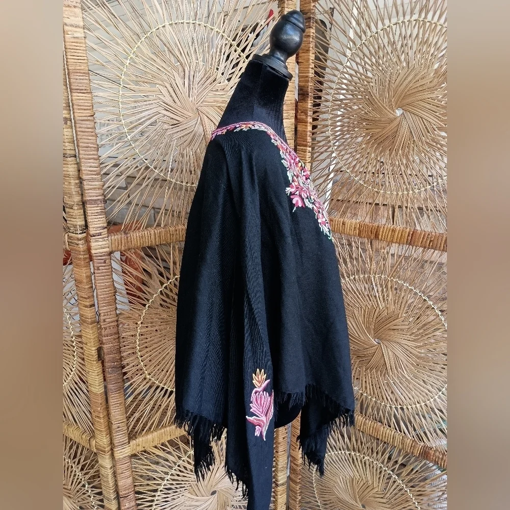 Embroidered Black Poncho with Floral Design_One Size